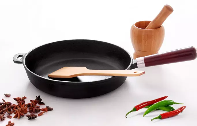 Cast-iron Wok Pan With Wooden Handle